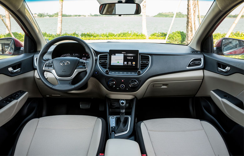 Bảng taplo của Hyundai Accent đã giảm bớt đi sự thực dụng của mình khi sở hữu lối thiết kế hiện đại và đẳng cấp hơn