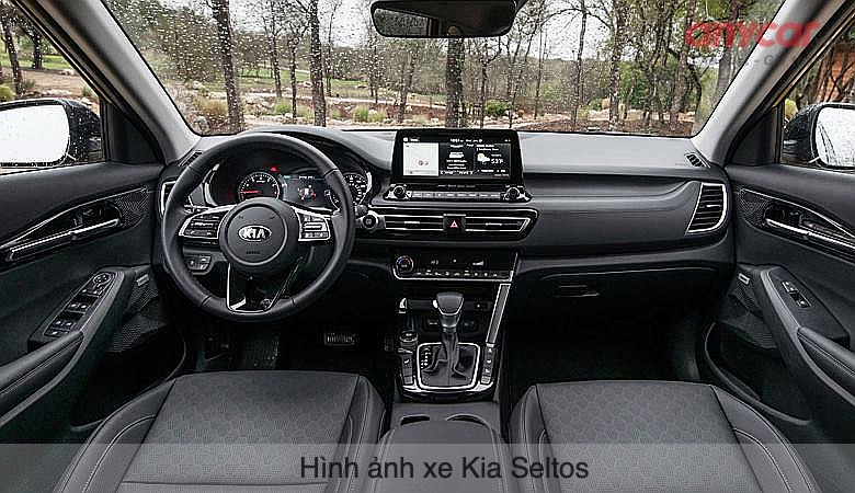 Bảng taplo của xe KIA Seltos được thiết kế gọn gàng và đơn giản