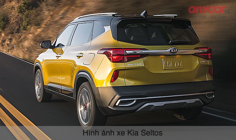 Đuôi xe Kia Seltos bắt mắt với cụm đèn pha liền mạch nối tiếp bằng một đường crom sang trọng