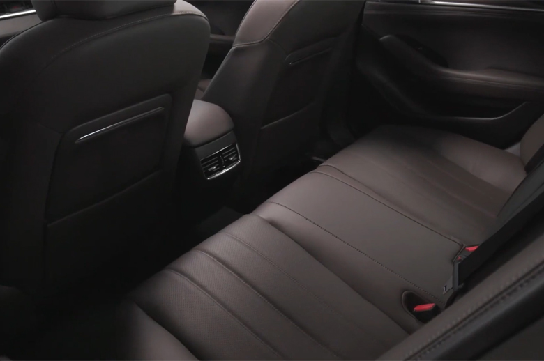 Khoang hành khách Mazda 6 2021