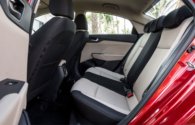 Khoang hành khách của Hyundai Accent được đánh giá cao về độ rộng rãi và tiện nghi