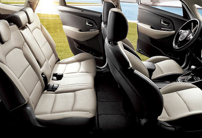 Khoang nội thất của ô tô 7 chỗ Kia Rondo
