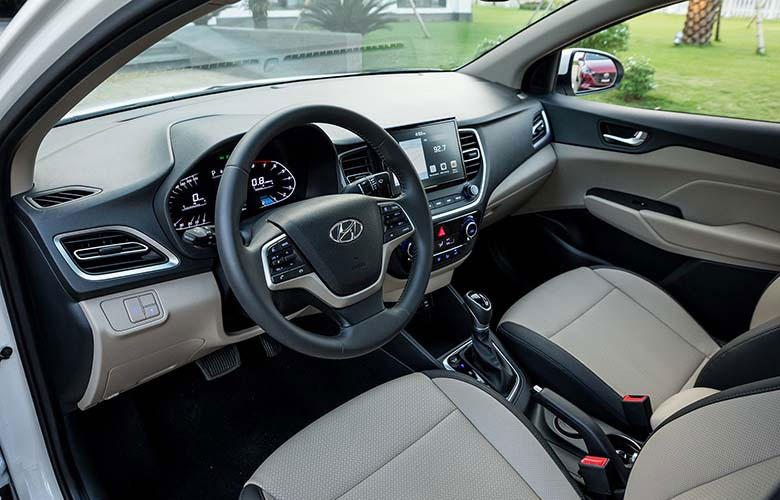 Người lái Hyundai Accent sẽ được trang bị vô lăng 03 chấu, bọc da và tích hợp thêm các phím bấm chức năng tiện lợi