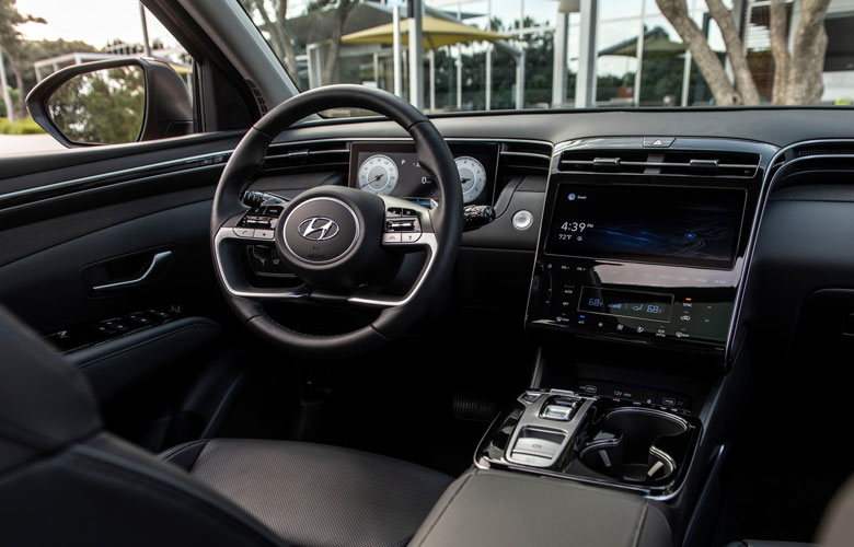 Người lái Hyundai Tucson được trang bị vô lăng 03 chấu, bọc da