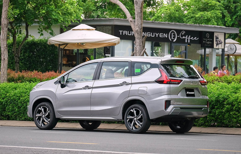 Thân xe Mitsubishi Xpander sở hữu nhiều chi tiết dập nổi thể hiện sự mạnh mẽ, gân guốc